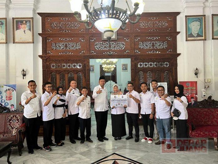 Serahkan 10.000 Stek Rumput Gema Umami, Azizar Semoga Bermanfaat untuk Masyarakat