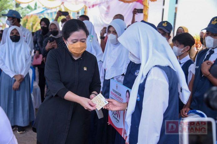 Serahkan Bantuan PIP Hingga BLT UMKM, Puan Maharani Disambut Hangat Warga Morotai