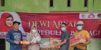 Serahkan Logistik untuk Pengungsi Korban Banjir, Dewi Aryani Ajak Rawat Lingkungan