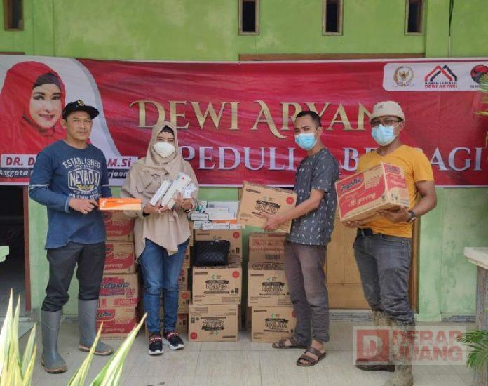 Serahkan Logistik untuk Pengungsi Korban Banjir, Dewi Aryani Ajak Rawat Lingkungan (2)