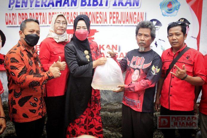 Serahkan Ribuan Bibit Ikan Nila, Bupati Idza Untuk Kesejahteraan Masyarakat (2)