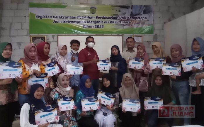 Serahkan Sertifikat, Andang Lepas Lulusan BLK Siap Kerja