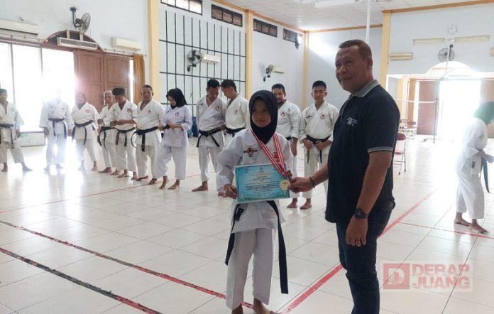 Serahkan Trophy Kejuaraan, Nursidik Terus Tingkatkan Kompetensi