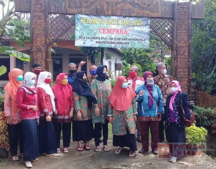 Sri Ruwiyati Apresiasi KWT Cempaka Desa Salamerta