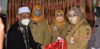 Sri Sumarni Beri Bantuan Korban Ledakan di Ponpes Darul Masyruh