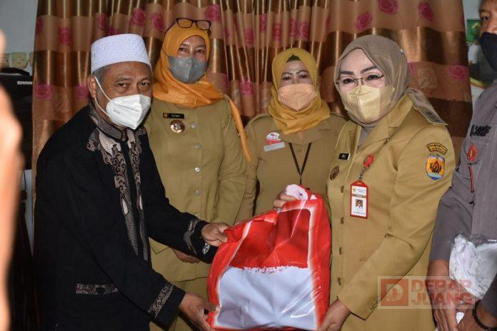 Sri Sumarni Beri Bantuan Korban Ledakan di Ponpes Darul Masyruh