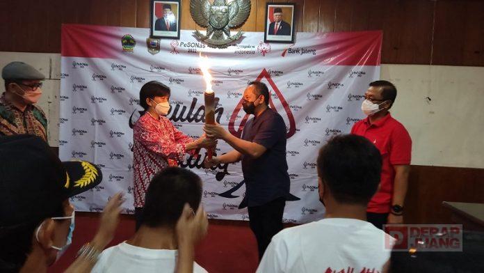 Wabup Karanganyar Serahkan Obor Pesonas Dibawa Ke Surakarta