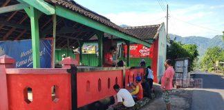 Bentuk Gotong Royong Warga Bersihkan Pasar Desa