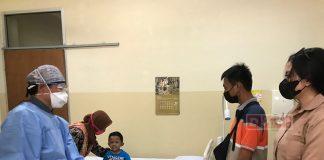 Lea Dampingi Pengobatan Anak Kekurangan Gizi