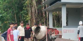 Bersama Ranting Tawangrejo, Suprapto Perbaiki Jalan Desa