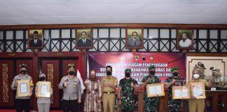 Sinergi Tangani Covid-19, Bupati Etik Berikan Penghargaan