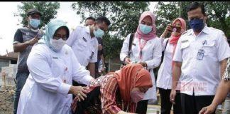 Mbak Yuni Letakkan Batu Pertama Pembangunan Masjid