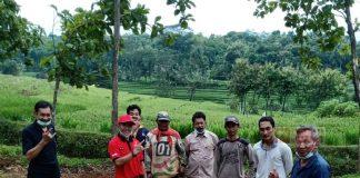 Bersama Warga, Yadi Tanam Pohon Di Lahan Kosong Kas Desa