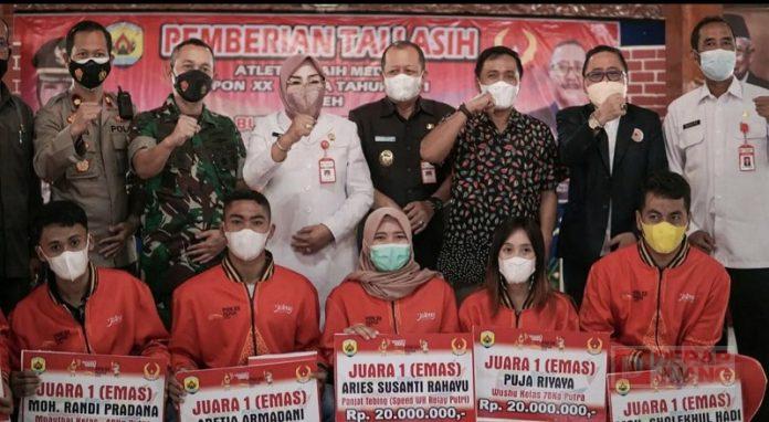 21 Atlet Grobogan Terima Tali Asih Sri Sumarni