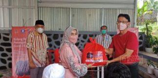 Bersama BI, Prof. Hendrawan Salurkan Bantuan Sembako di Batang