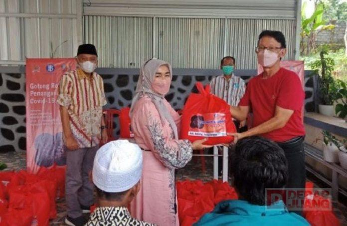 Bersama BI, Prof. Hendrawan Salurkan Bantuan Sembako di Batang