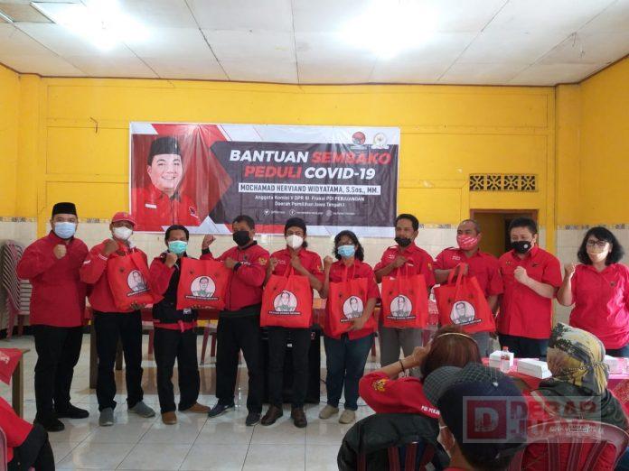 Bersama Tim Mas Vino, PDI Perjuangan Salatiga Lakukan Road Show Pembagian Sembako