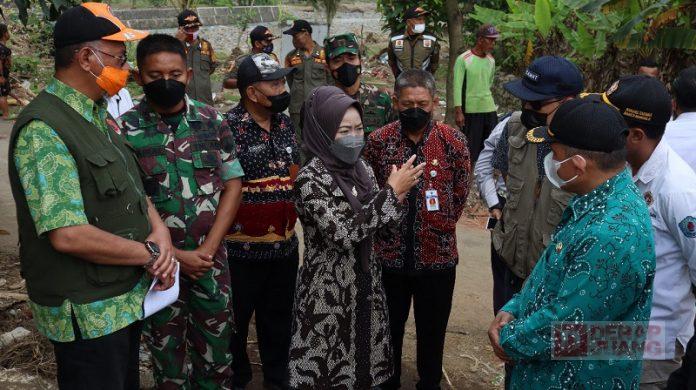 Bupati Brebes Bantu Rumah Warga Kutamendala yang Terdampak Banjir