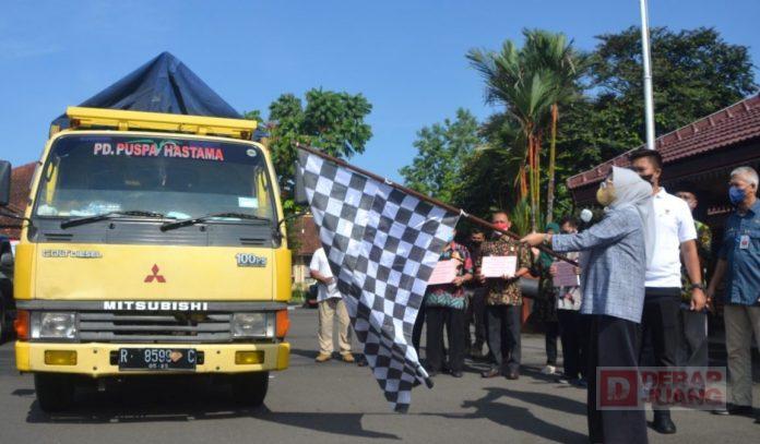 Bupati Tiwi Lepas OP Minyak Goreng Untuk 5398 Warga Miskin di 29 DESA