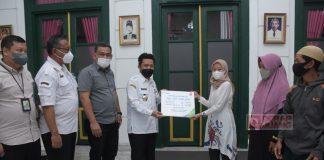 Bupati Wonosobo Berikan Santunan pada Tenaga Lepas DLH Meninggal Saat Kerja