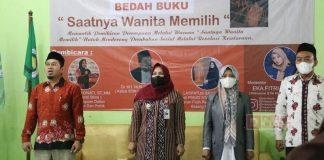 Jadi Narasumber, Mbak Etik Bedah Buku “Saatnya Wanita Memilih”