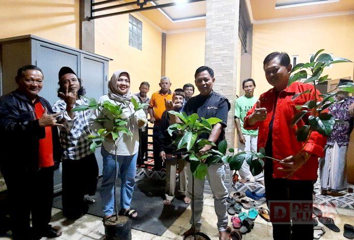 Kolaborasi KomandanTe Bintang Tiga dan Dua Berikan Bibit Alpukat di Desa Bojanegara