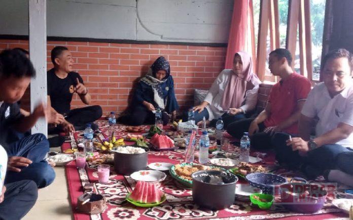 Kolaborasi Tatiek-Denny Sambangi Konstituen Desa Merak