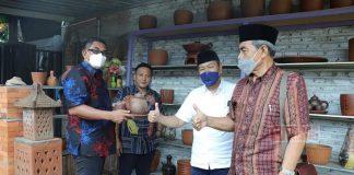 Kunjungi Sentra Gerabah, Andang: Pemasaran Harus Digencarkan