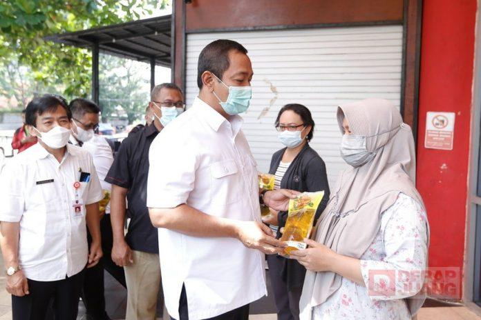 Mas Hendi Salurkan 5.400 Liter Minyak Goreng Harga 14.000 di Kota Semarang