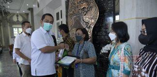 Mas Hendi Serahkan JKK Kepada Pekerja Rentan