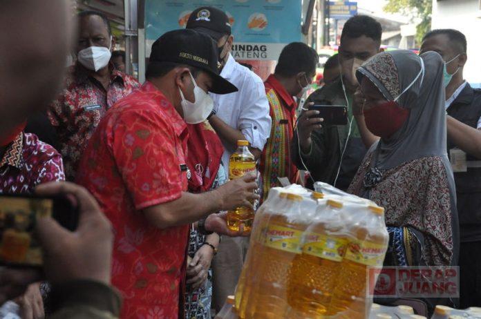Ngesti Nugraha Pantau Operasi Harga Minyak Goreng di Pasar Tradisional