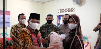 Ngesti Nugraha Salurkan Bantuan Beras Kepada Warga Kurang Mampu