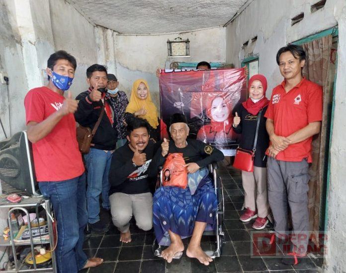 Nur Bintang Serahkan Bantuan Kursi Roda Kepada Warga yang Membutuhkan