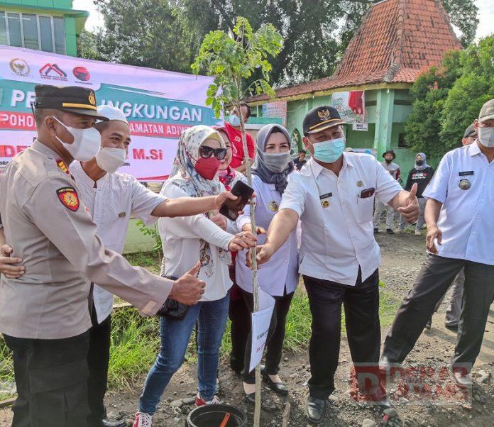 Peduli Lingkungan, Dewi Aryani Tanam 400 Pohon Trembesi (2)