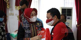 Peringati HUT Grobogan, Sri Sumarni Bagikan 1.322 Paket Sembako