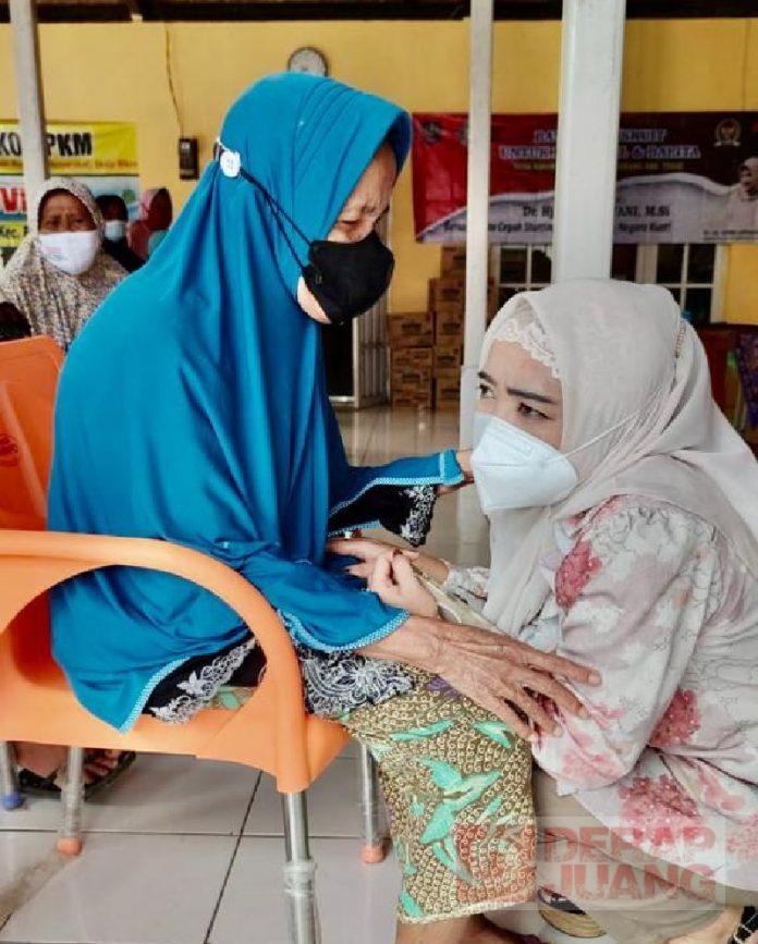 Peringati Hari Perempuan Sedunia, Dewi Aryani Gelar Pengobatan Gratis Manula