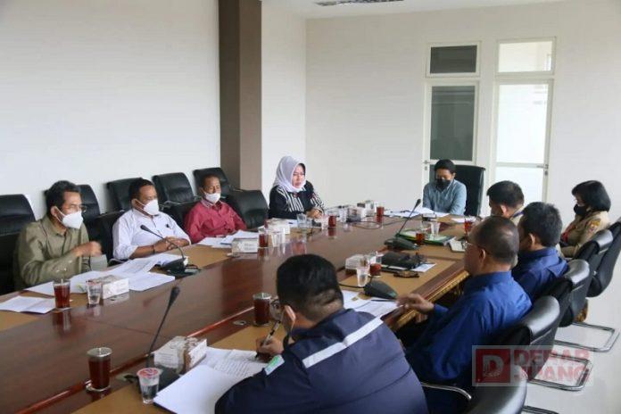 Rinaldi Pertanyakan Penjualan Beras ke ASN dalam Raker dengan PTAU