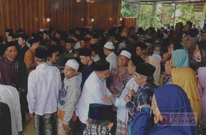 Takziah-ke-Ulama-Kharismatik-Batang-yang-Berpulang,-Ridwan-Turut-Berduka-Cita