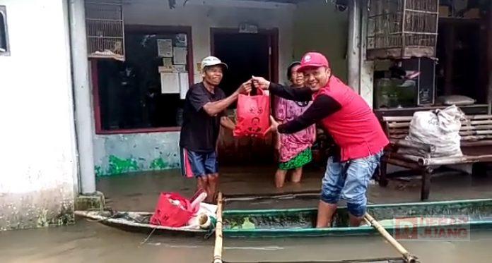 Tanggap Bencana Banjir, Sunarna Salurkan Bantuan Sembako di Nusawungu