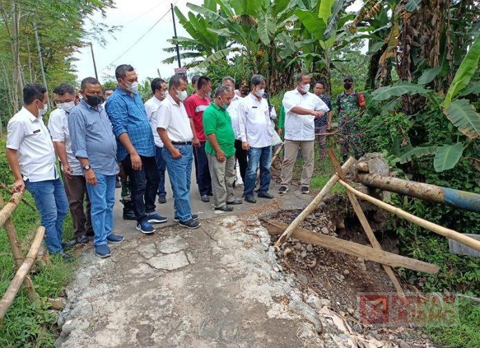 Tinjau Jembatan Sibendo, Wabup Riswadi Segera Diperbaiki (2)