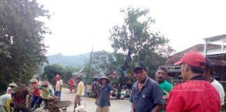 Tri Wahyudi Sambangi Warga Gotong Royong Urug Bahu Jalan