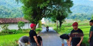 Kepedulian Tri Wahyudi Rawat Jalan Rusak Wilayah Tirtomoyo