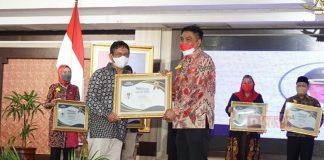 Zaenal Arifin Terima penghargaan Dari PWI Jateng