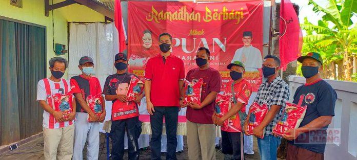 Adisatrya Salurkan Paket Sembako Mbak Puan Kepada Warga Kalisabuk