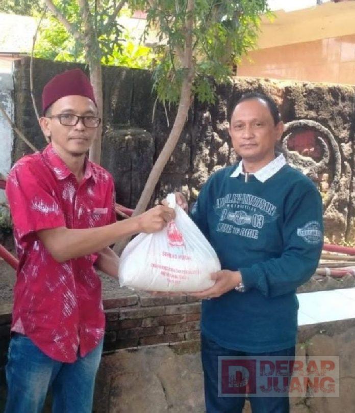 Agung Satria Bagikan Paket Sembako untuk Masyarakat