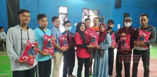 Bagikan Beras ke Masyarakat Pasusukan, Vita Sampaikan Salam dari Mbak Puan