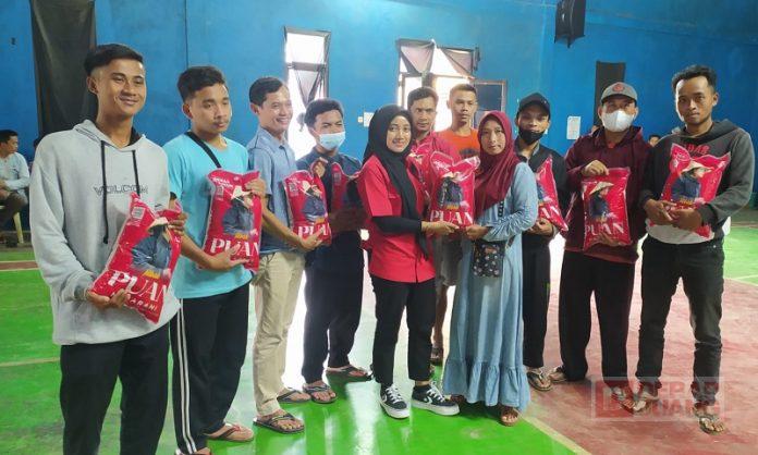 Bagikan Beras ke Masyarakat Pasusukan, Vita Sampaikan Salam dari Mbak Puan