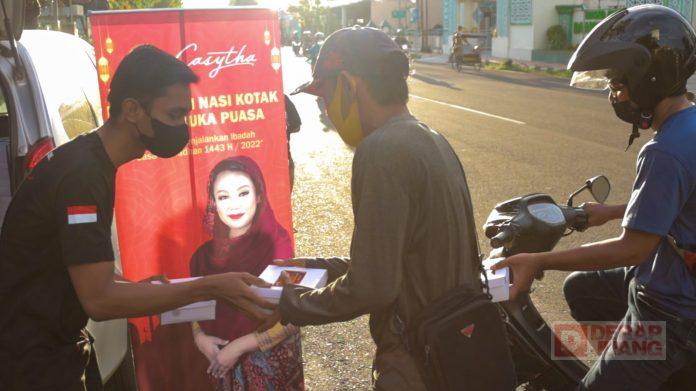 Bagikan Makanan dari Mbak Casytha, AMJ Nanang Pemuda Harus Peduli Terhadap Sesama
