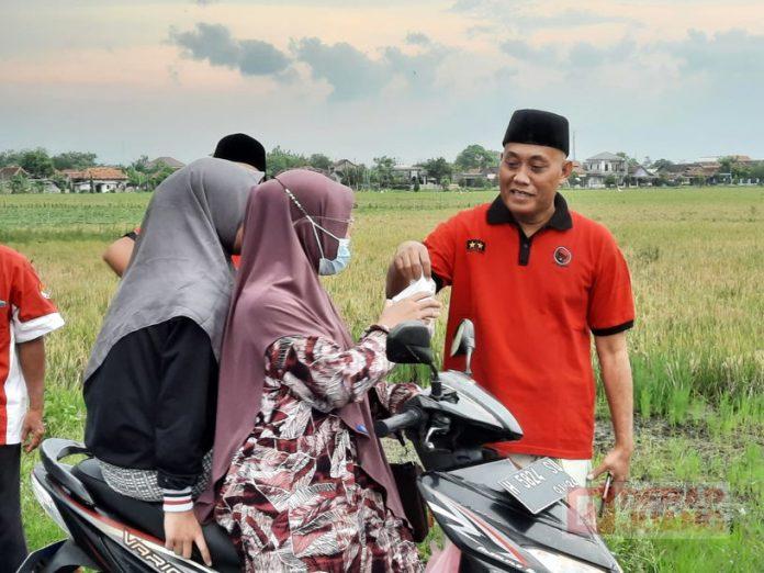 Bagikan Takjil, Upaya Munawir Warisi Spirit Gotong Royong Bung Karno