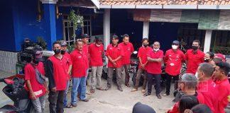 Bergerak Bersama Kader Partai, Sunaryo Bagikan Takjil di Juwana Pati